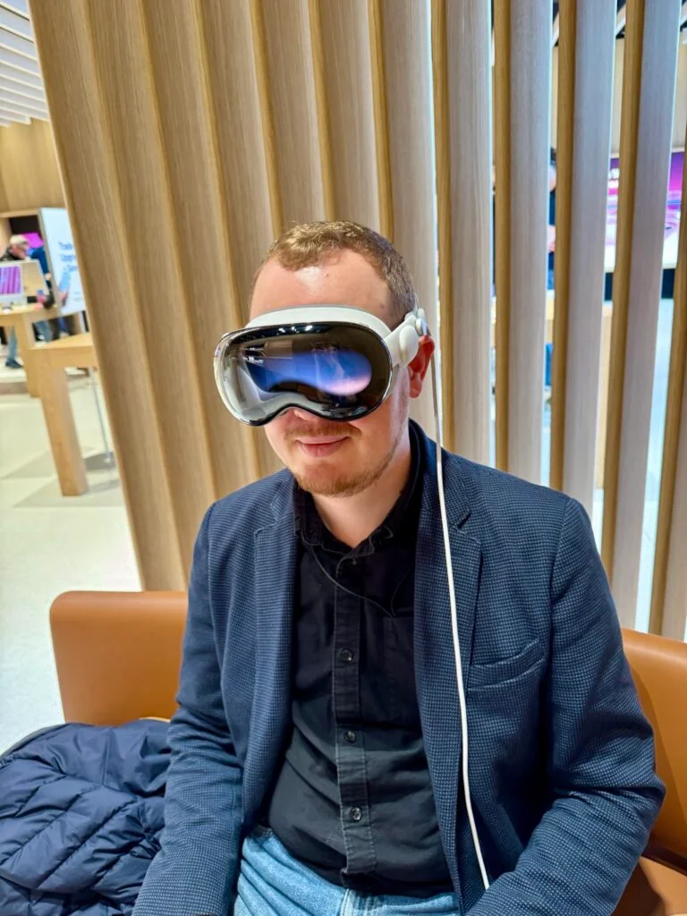 Demo-ul Apple Vision Pro Decodat: Pasul Industrial al Spatial Computing pentru Digital Twins 3D